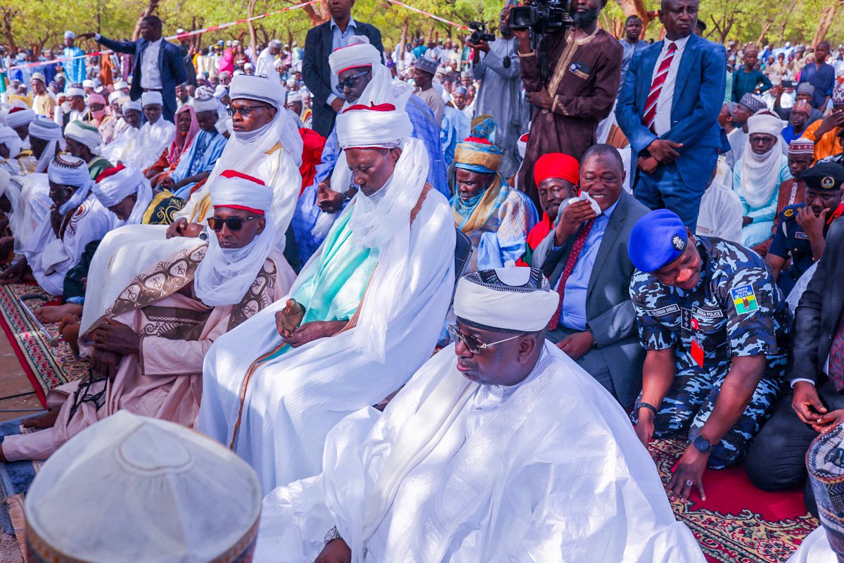 KBStGovt's tweet photo. Gov. Nasir Idris (Kauran Gwandu), the Emir of Gwandu, and top officials joined faithful at the Central Eid Mosque, Gesse Phase II, Birnin Kebbi, for Eid prayers in a peaceful atmosphere. https://t.co/17Jfe9mct3