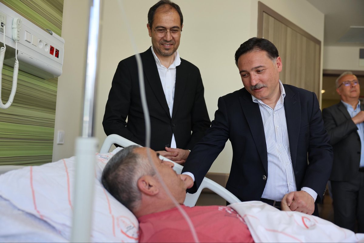 kayserivaliligi's tweet photo. Valimiz Sayın Gökmen Çiçek, Kurban Bayramı münasebetiyle Kayseri Şehir Hastanesi’nde tedavileri süren vatandaşlarımızı ziyaret ederek geçmiş olsun dileklerini iletti, hasta ve hasta yakınları ile sağlık çalışanlarımızın Kurban Bayramı’nı tebrik etti. https://t.co/QQEpmELNN6