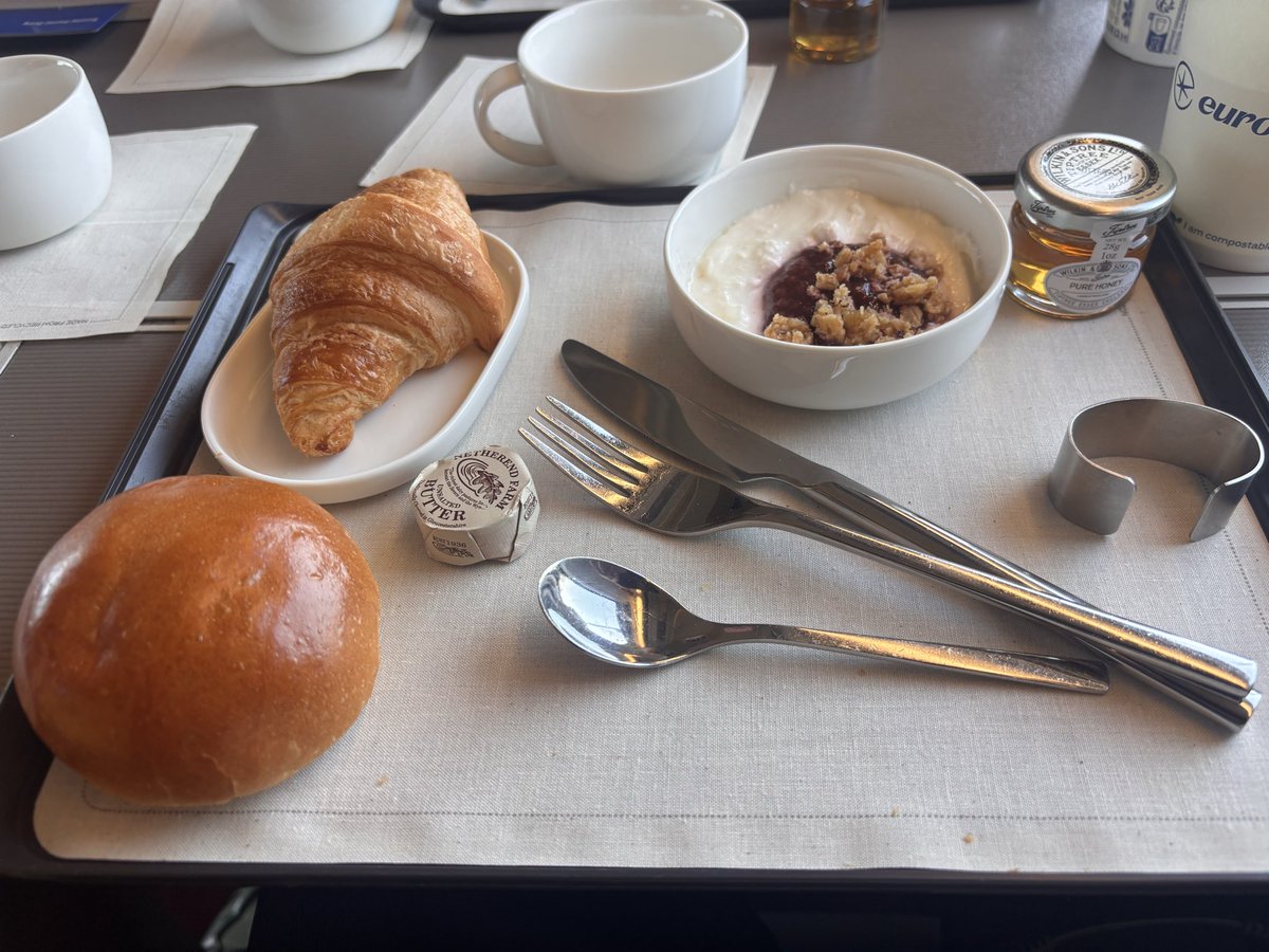 AndrewOlley's tweet photo. What happened to #eurostar - 2 hour hour delay and this is apparently a ‘premier breakfast’ - Zut alors https://t.co/9QXXQY0Fwq