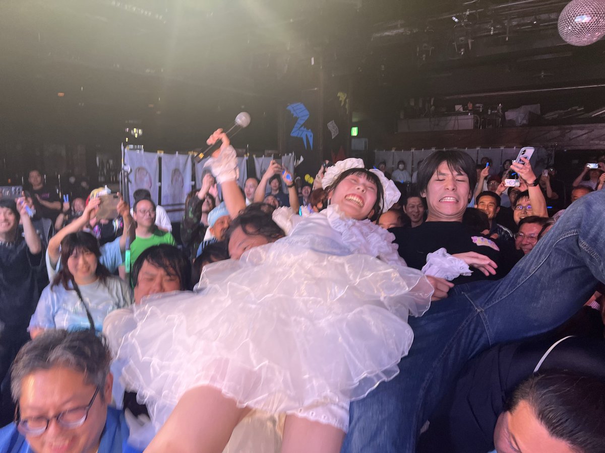 HEY_ume_slot's tweet photo. これ🤵‍♂️👰‍♀️

推しと一緒にサーフしてまわりに祝福されるふたりすてきすぎる(●´ω｀●) https://t.co/nUkB2p2VyH