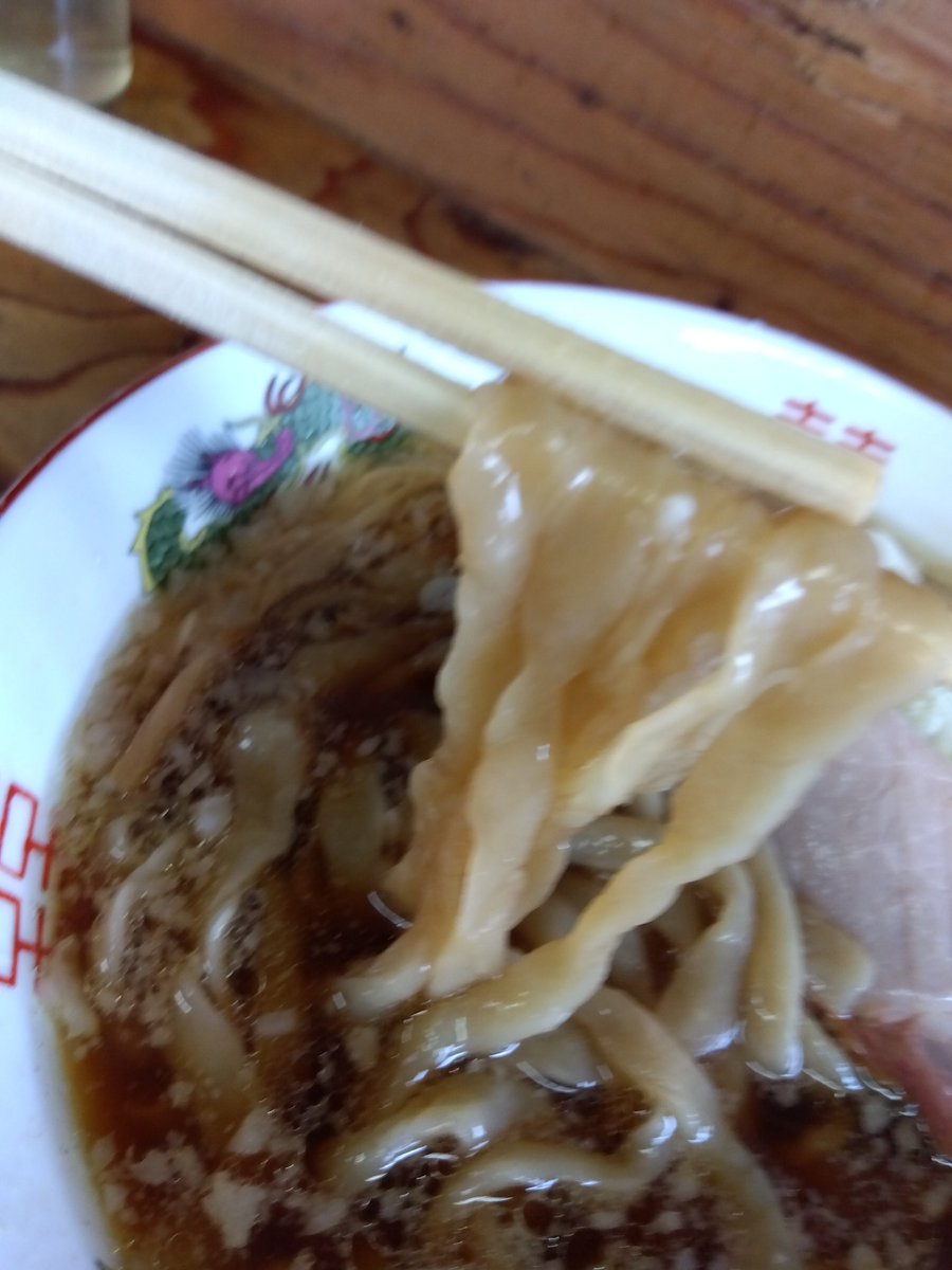 mt210126's tweet photo. 中華蕎麦「湘南の手前」

糸満あんまーの客人から紹介された戸塚警察署ちかくのラーメン屋「湘南の手前」に行って来ました。まずネーミングがいいし、麺は画のとおり平べったい太麺。チャーシューは柔らかくてサッパリ味。ネギも これ以上切り進めない具合。
個性ある魅力いっぱいのラーメン屋でした。 https://t.co/l6yZ1ldz0C