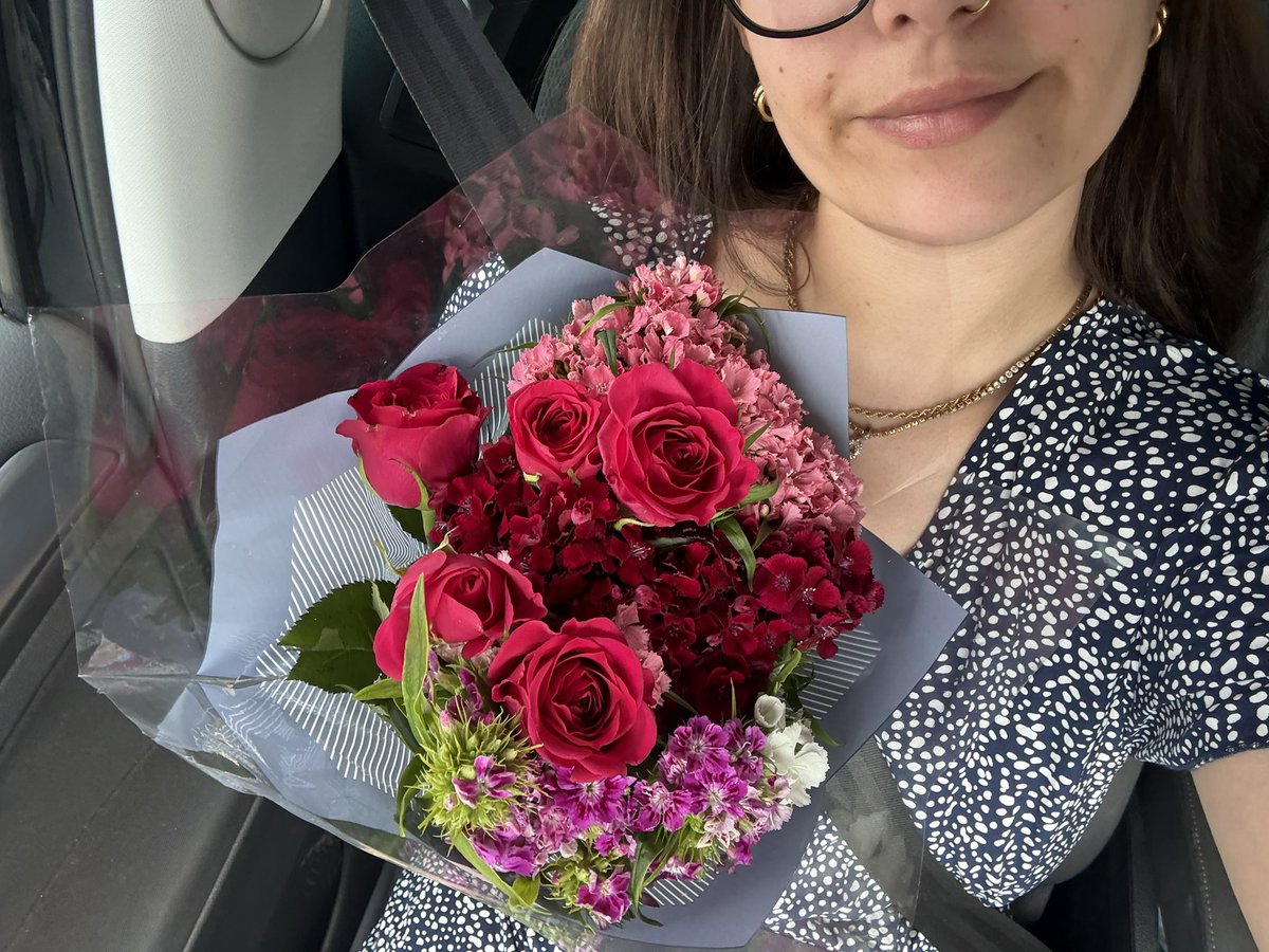 EM444LIFE's tweet photo. my man surprising me with flowers like the princess i am 🦮 https://t.co/qGv9f9QIlu