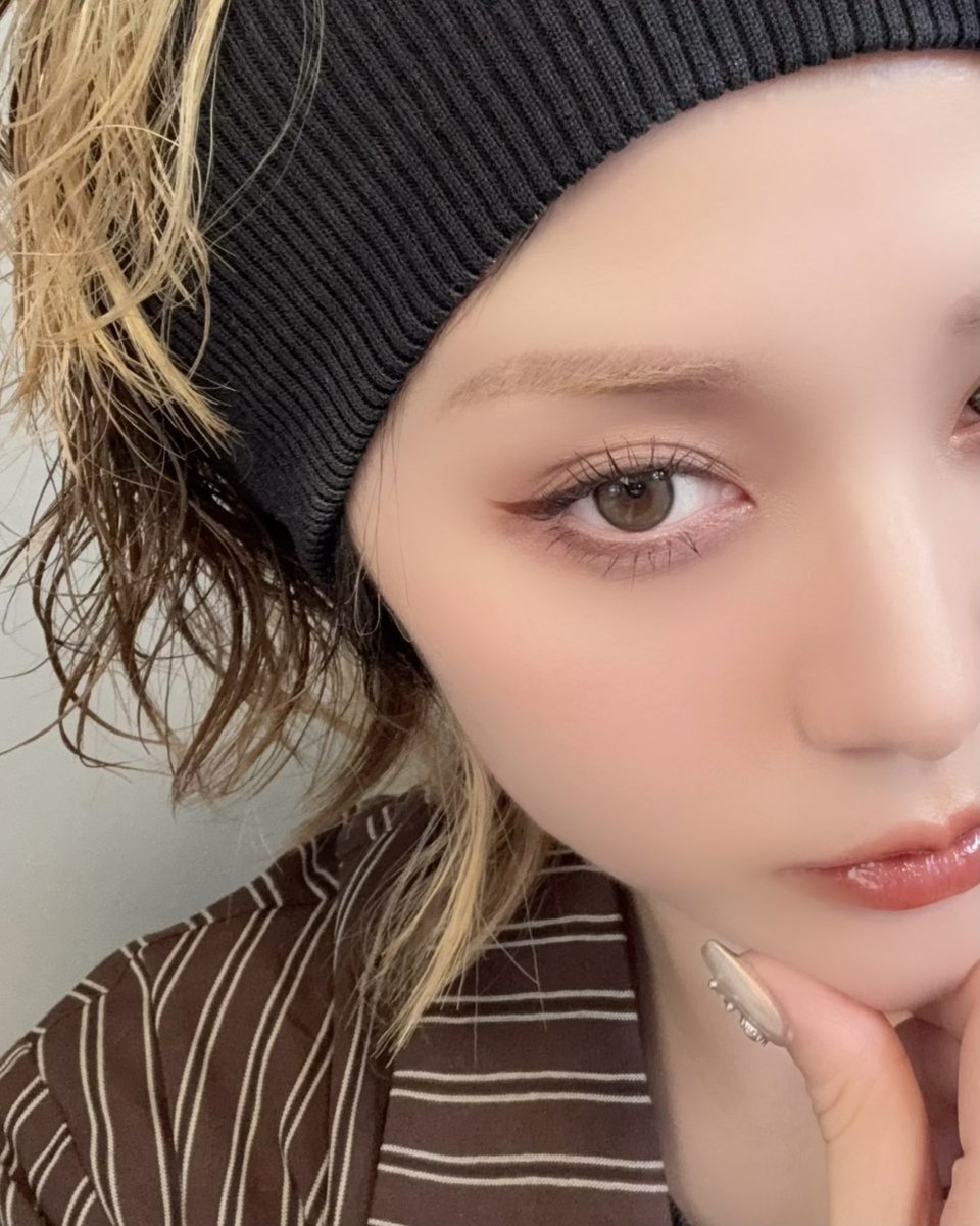 momen0kinugoshi's tweet photo. 韓国で流行ってる다굽자（焼きメイク）やってみた🥨🕰🕯こんがり焼き上がりました〜
焼きメイクすると旬な感じのおしゃフェイスになるし中顔面短縮効果あるから助かる https://t.co/HlSwgfQix8