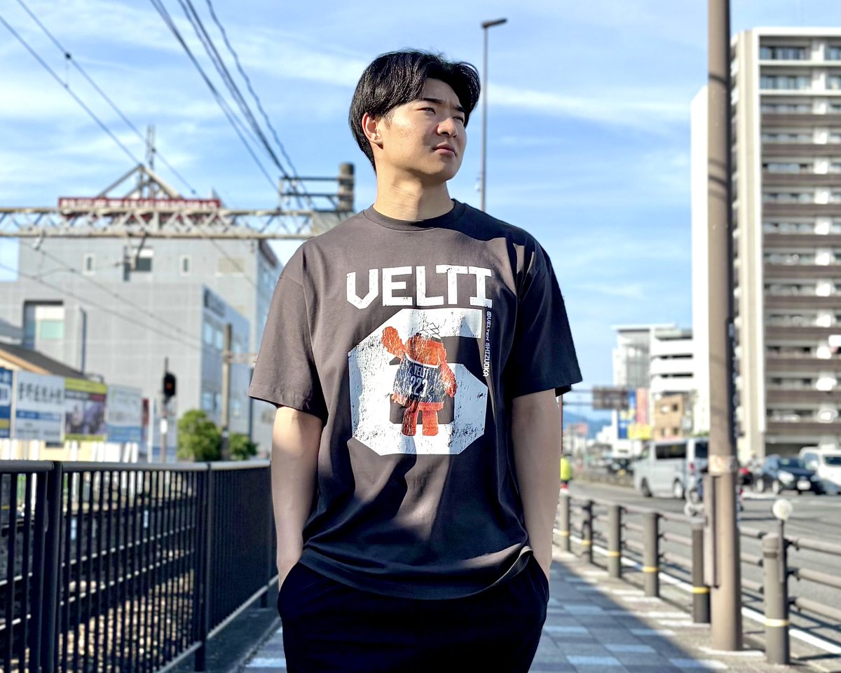 VELTEX_SHIZUOKA's tweet photo. 🎸𝑹𝒐𝒄𝒌 𝑻-𝒔𝒉𝒊𝒓𝒕 受注受付中🎸

📝たいすけメモ
・190cm
・胸板厚め
・着用サイズ：XXL

▼ オンラインショップ🔗
https://t.co/dLgukf0sch

#ベルテックス静岡 #上村大佐 #ベルティ
@VELTEX_VELTI https://t.co/4BatJqpjHi