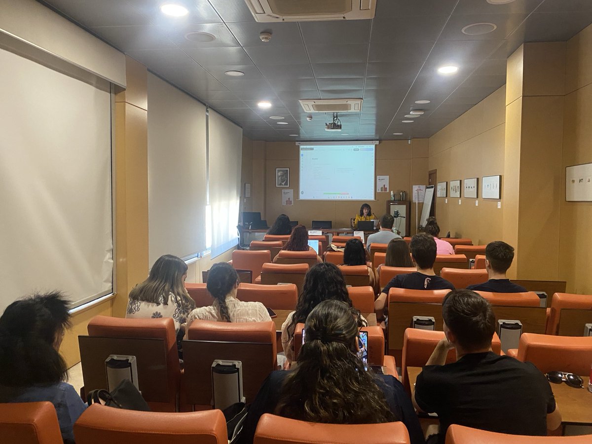 lpnunez's tweet photo. Elisa Serna hablando en las Jornadas BIL.LEX26 #lexicography sobre el patwa jamaicano y los dicc. bilingües
+Info: https://t.co/NKgoA6Z2Kn
@CanalUGR @AELex_twit @Euralex_news @ISHLL3 @OED @LexicografiaUja @LexicographyHQ @lexicography @nypl https://t.co/bwdWp0w0dZ