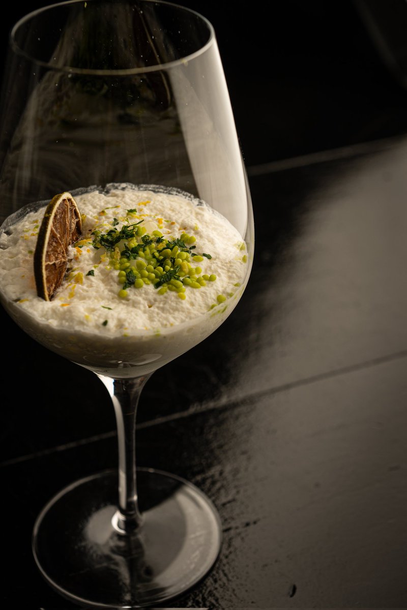Surtopia's tweet photo. Nuestro Rebujito es la mejor manera de terminar por su frescura. Este clásico combinado de feria, lo servimos en versión dulce.
"El mojito sanluqueño" , como dice @JoseCallejaGago

Texturas de crema helada y bizcocho, manzanilla, yerbabuena y refresco lima-limón ¡Salud! https://t.co/Am3gUu0d4u