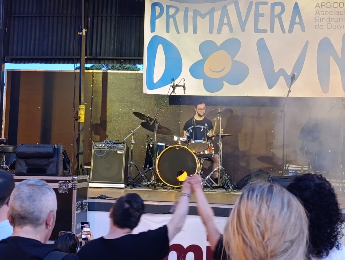 AssaiPiuMusica's tweet photo. El pasado sábado tuvimos el honor y el privilegio de colaborar en la fiesta de Primavera Down.
Nuestros alumnos Juan Fuentes y David Hernáez, demostraron y enseñaron a todos los presentes, que tod@s somos capaces de alcanzar metas, objetivos e ilusiones.
GRACIASSSS 🎶❤️ https://t.co/a4VasfpYcg