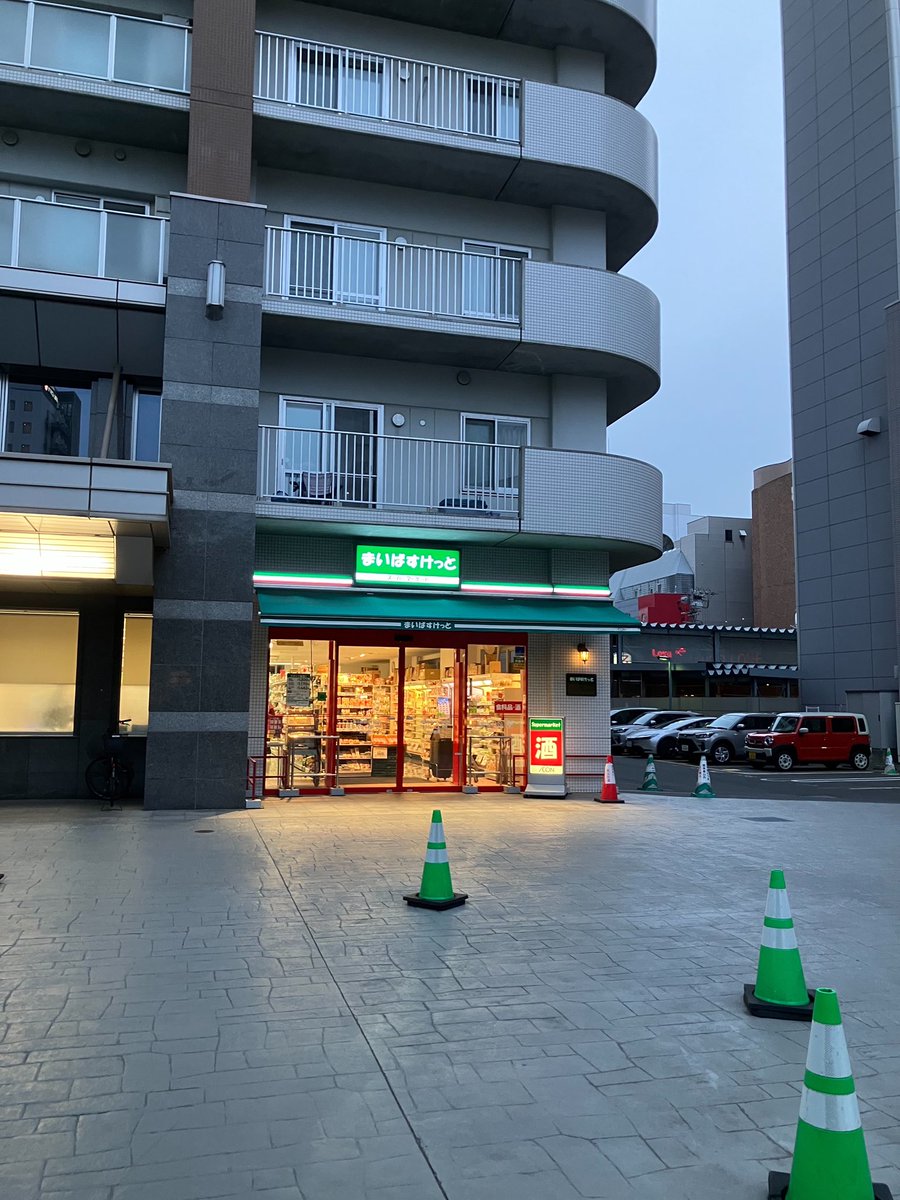 zaisatsu's tweet photo. 岡崎体育さんが行きつけの「まいばすけっと」でライブするらしい🤔(1号) https://t.co/fcFYKFjpqy