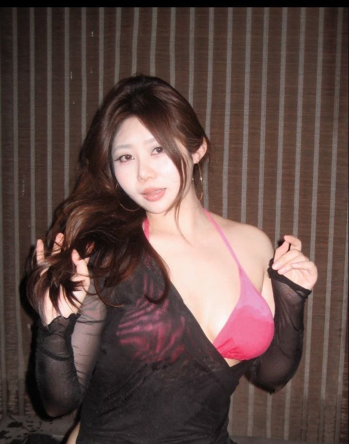 xiaoduni66's tweet photo. 粉色泳衣湿透了，，贴在身上像第二层皮服，你要来帮我脱吗？#同城 #反差 https://t.co/hLhwwTewmt