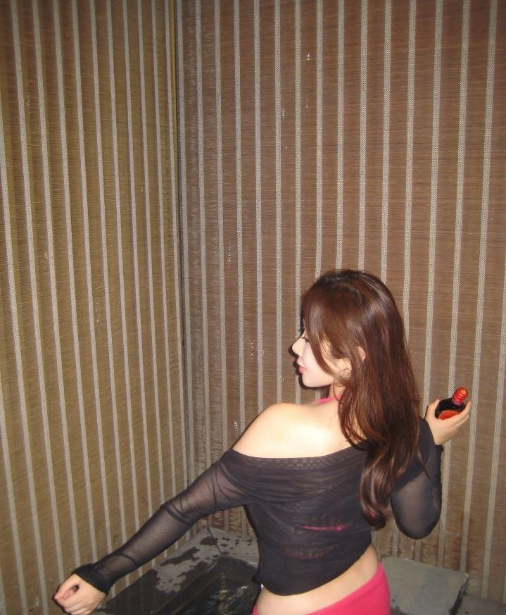 xiaoduni66's tweet photo. 粉色泳衣湿透了，，贴在身上像第二层皮服，你要来帮我脱吗？#同城 #反差 https://t.co/hLhwwTewmt