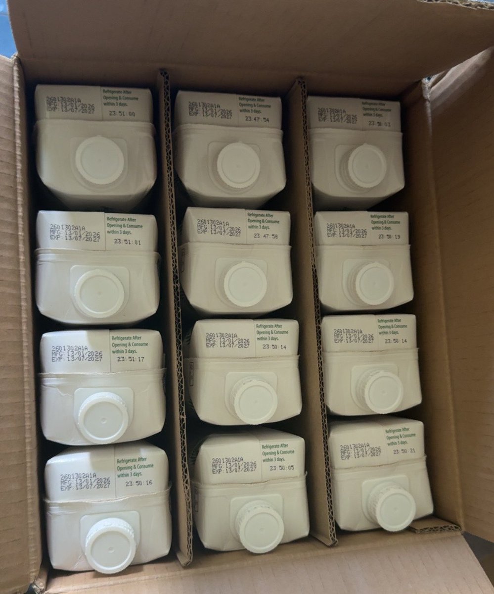 haramaxxing's tweet photo. J’ai reçu ma commande d’eau de coco on commence la cure affiner le visage https://t.co/qyHNowokZ9