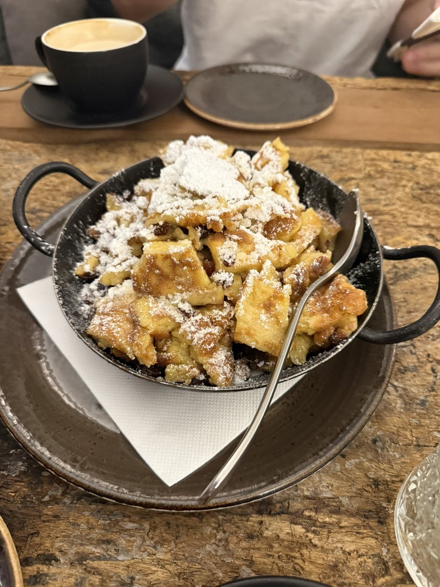 ashnfell's tweet photo. Late Date 4 in Europe: Culinary and Culture tour in Innsbruck AS WELL AS adventure to the top of Innsbruck <3 https://t.co/3QWfjBvJBd