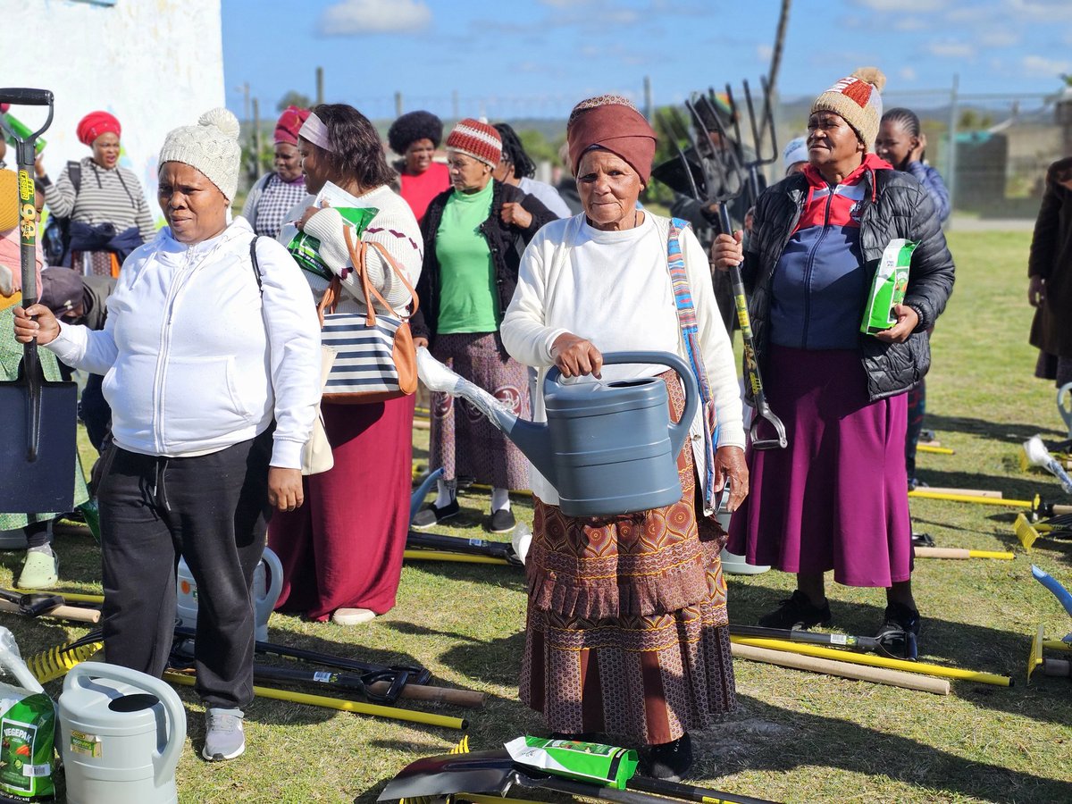 DOAgov_ZA's tweet photo. #FoodSecurity4All | FROM BACKYARDS TO FOOD BASKETS📍

The food security movement continues today in eNdlovini, Port Alfred, as @DOAgov_ZA’s Food Security at Household Level Programme empowers communities to turn small gardens into sustainable sources of food and income. 

Through the provision of gardening implements and ongoing support, subsistence farmers and vulnerable households are being empowered to grow their own food, strengthen household resilience, and take charge of their future.

A food-secure South Africa starts with empowered communities, one garden at a time.

#HouseholdFoodProduction #EmasiminiSobonana #DoAatwork #GovZAUpdates #CommunityEmpowerment  #ANationThatWorksForAll @GCISMedia @GovernmentZA