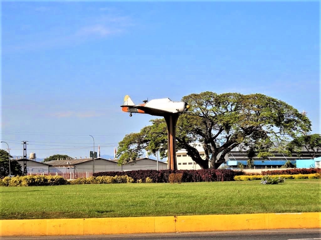 MarioBuffone70's tweet photo. DISTRIBUIDOR PALO NEGRO. #Maracay, #Aragua #ARC.  Fue construido entre el 30/9/1958 (Junta de Gobierno, Larrazábal) y 1959 (Betancourt). El avión de la redoma de entrada a la ciudad fue instalado en 1970 (Caldera). Longitud: 6 kms. #ObrasDeLaDemocracia https://t.co/RpY2BqJRLh