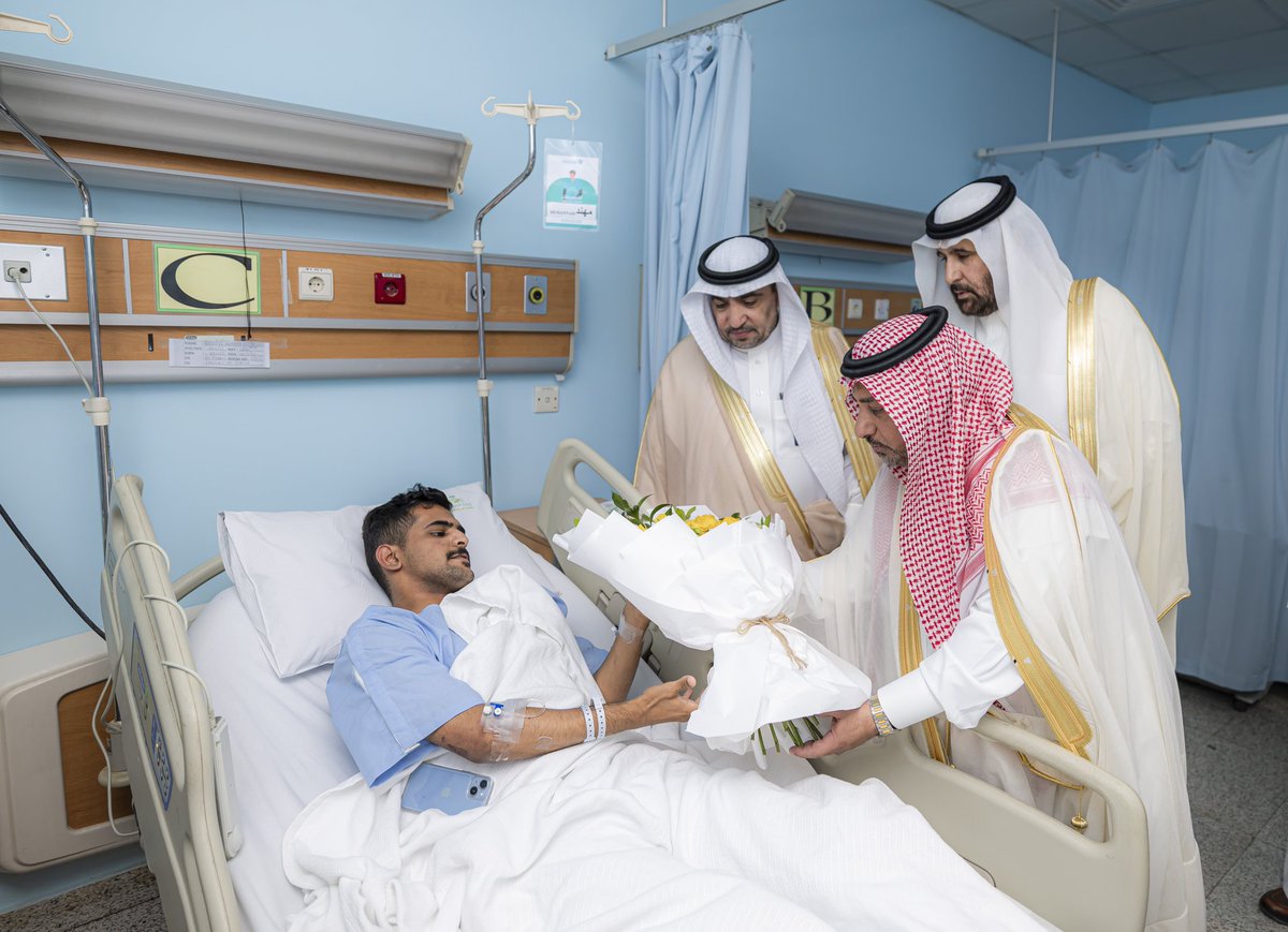ASDEQAPB's tweet photo. نيابةً عن سمو أمير منطقة القصيم وكيل إمارة منطقة القصيم يعايد المرضى المنومين في مستشفى بريدة المركزي، بمناسبة #عيد_الأضحى_المبارك، بحضور عضو مجلس إدارة جمعية أصدقاء المرضى الأستاذ سليمان المقبل https://t.co/tl45e31n5V
