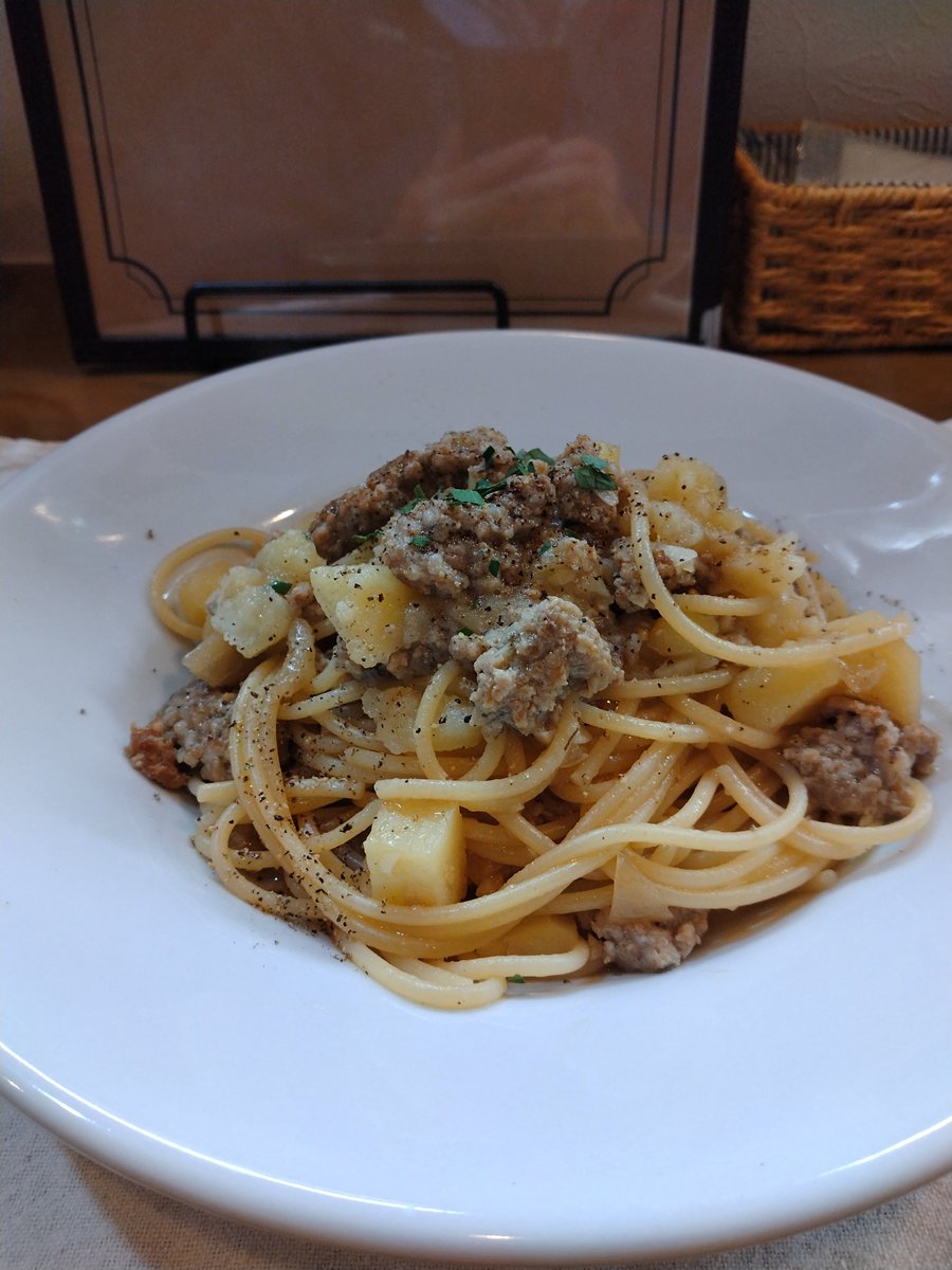 genji12782832's tweet photo. @yaowarat19681 @sorisorimachi イタリアにサルシッチャという生ソーセージがありますが、その肉ダネを使った料理は多種あります。お気に入りのオステリアはサルシッチャと季節の素材を合わせたパスタが抜群ですが、いつもシェフに「ハーブをタイ風に替えればガパオムー」と話してます。
＊サルシッチャとジャガイモのビアンコ https://t.co/oF64gCkDlk