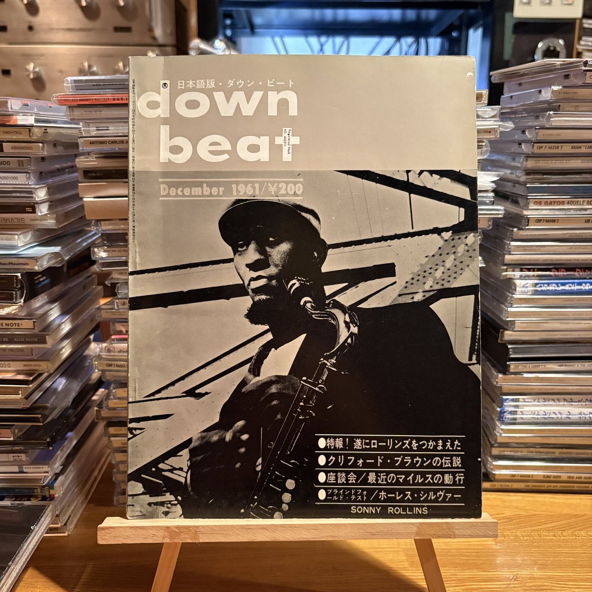 cafemusica2024's tweet photo. ロリンズに会うために近くのグリニッチ・ヴィレッジにアパートを引越しして返事の無いロリンズのアパートのベルを何度も鳴らして、遂には本人が中まで招き入れてくれるという、今ならストーカー事案かも(笑) #downbeat #downbeatmagazine #ダウンビート日本語版 DEC.1961 https://t.co/NI02aMHmTG