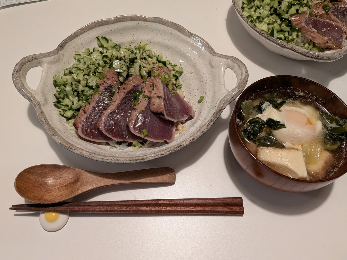 na_nimo_'s tweet photo. 鯵の刺身がなくて鰹にしたけどおいしかった〜🐟️🥒　一口サイズに切るべきだった　味噌汁は卵を落とすのが大好き https://t.co/4EEleEspii