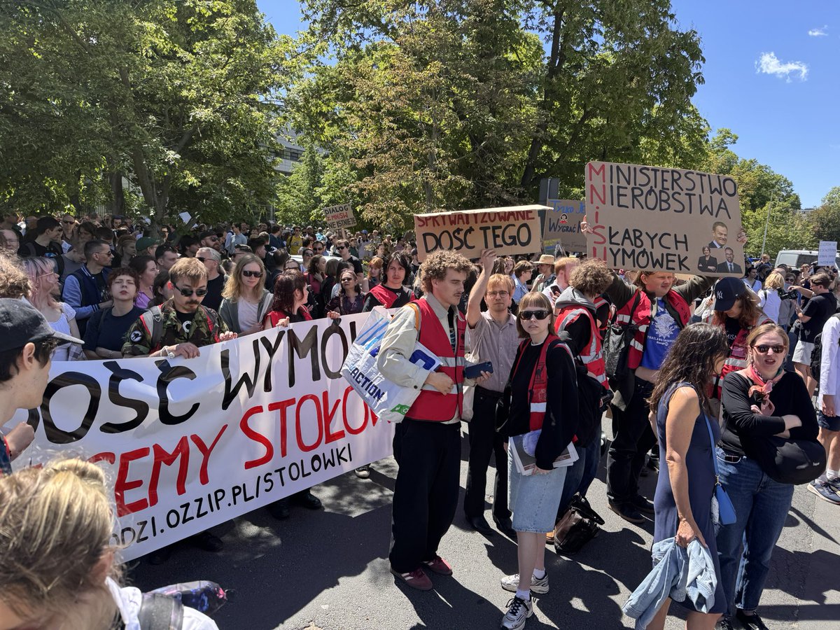 PiotrBober's tweet photo. Obeszło się bez rac, palonych opon i dynamitu 😉 Dziś pod Sejmem bardzo ważna, pierwsza od wielu lat pikieta środowisk akademickich @3procentnanauke Kilka tysięcy ambitnych ludzi żądających godnych warunków pracy i możliwości rozwijania Polski. Jesteśmy z Wami! 💪👍🤝🇵🇱 @ADybczynsk9367 @MarcinKulasek @MNiSW_GOV__PL