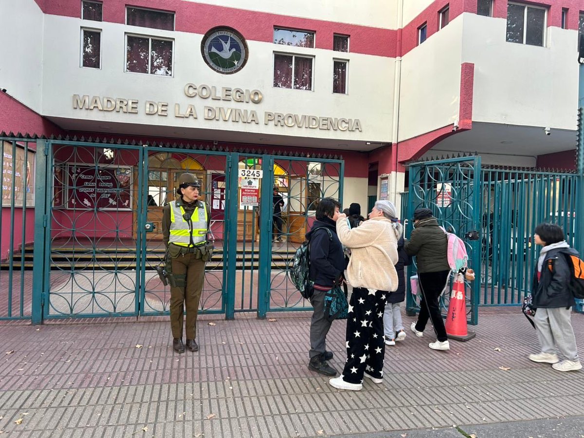 CarabPrOriente's tweet photo. #Macul: @CarabMicc de la 46ª Comisaría Macul, desarrolló funciones preventivas en colegios de la comuna, con el objetivo de garantizar la seguridad de escolares y apoderados en el ingreso a clases.
#CarabinerosDeTodos 
@munimacul https://t.co/RGYYjN0CjF