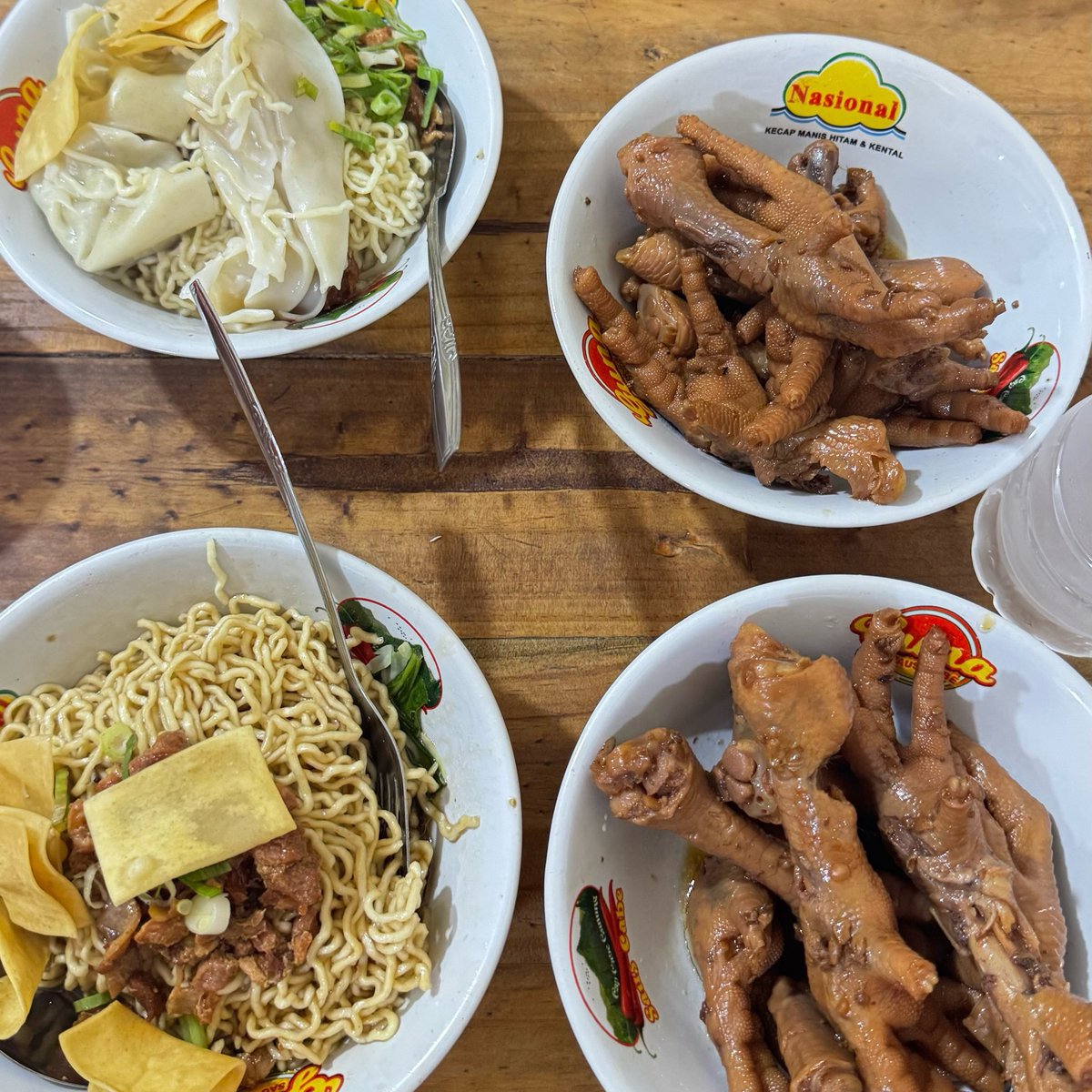 silhouitte's tweet photo. Perfect combo, mie dan cekernya ENAAAAAK ak suka, yang yamin gurih manisnya pas betul. kuahnya juga berkaldu, dimeja komplit semuanya ada (lada, garem, kecap, saos, tisu, kecap asin) 👍🏻👍🏻👍🏻👍🏻👍🏻 dan harganya pun OKE BGT 17.000/mangkuk LOVE ❤️🫶🏻✨ https://t.co/xBpy4UFh1U
