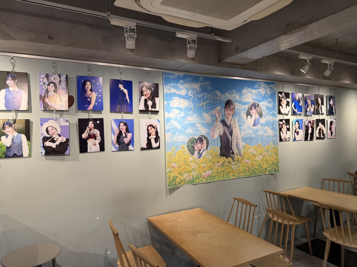 domocafe1's tweet photo. 🎂センイルイベント🎂
TWICE ダヒョン🗓5/28-31
🥤テイクアウト🆕
(ドリンク+特典):1,000円
🍰イベントセット
(ケーキ+ドリンク+特典):1,500円
♡特典♡
・カップホルダー
・ファイル
・トレカ2種
・シール
・ポストカード
♡先着特典♡
・キーホルダー(28日のみ)
ONCEの皆様お待ちしております!
#HAPPY_DAHYUN_DAY_2026
#다현이에게_피어난봄
#TWICE #DAHYUN #dahyun #ダヒョン #DOMOCAFE
@hana980528