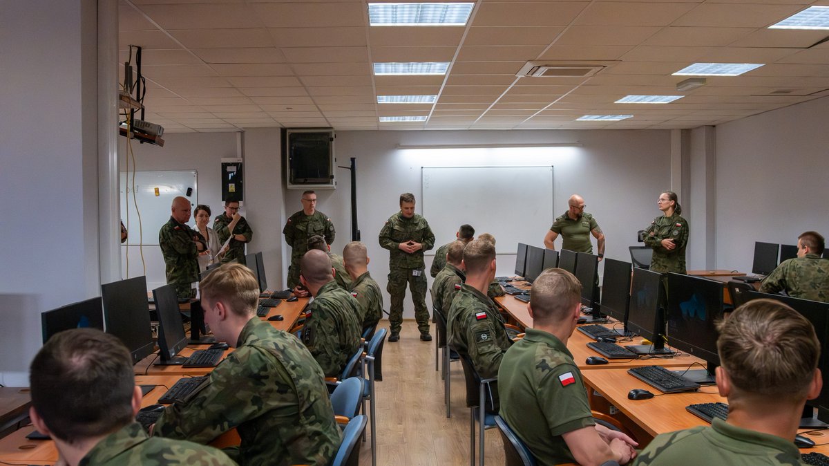 AWL_Wroc's tweet photo. 🪖📊 W #AWL trwa kolejny etap prac nad Wojskowym Kwestionariuszem Kompetencji. W projekcie uczestniczą przedstawiciele instytucji wojskowych, uczelni oraz jednostek SZ RP 🇵🇱 Celem jest stworzenie skutecznego narzędzia diagnozy kompetencji i predyspozycji żołnierzy 💡 @CDiS_mil_pl https://t.co/G7gvlWyp14