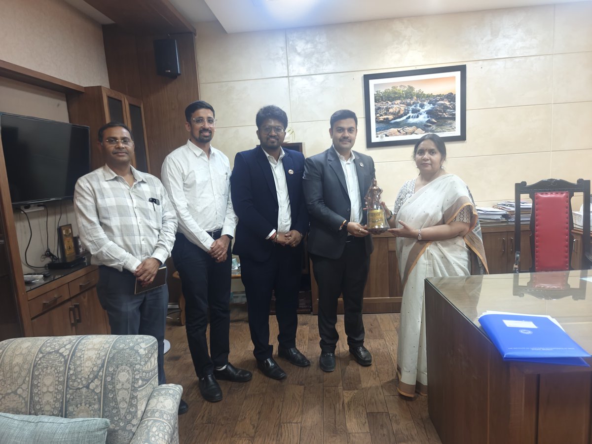 ccc_icai's tweet photo. CA. Arpit Kabra, Chairman, CCC, yesterday, 26 May 2026, met Smt. Rashmi Arun Shami (I.A.S.), Chairman, Board of Secondary Education, Madhya Pradesh, to discuss ICAI initiatives for strengthening commerce education and enhancing career awareness about the Chartered Accountancy. https://t.co/YAohcVqvVt