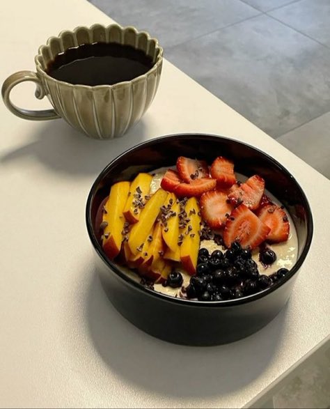 lilyychloe's tweet photo. breakfast bowls https://t.co/bTQkVhL27A