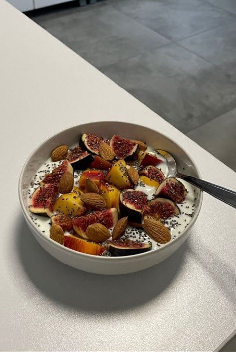 lilyychloe's tweet photo. breakfast bowls https://t.co/bTQkVhL27A