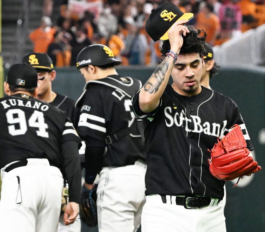 nishispo_hawks's tweet photo. アルメンタ投手、デビュー戦は悔しい3回途中5失点KO　

最速157キロも制球面が不安定

▼記事はこちらから▼ #sbhawks
https://t.co/vN9kpY56Dl https://t.co/nYQhVoeBSW