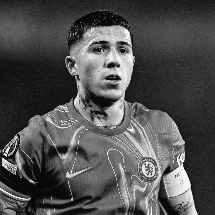 ManCityTimesHQ's tweet photo. 🚨🚨🏴󠁧󠁢󠁥󠁮󠁧󠁿𝗡𝗘𝗪 : ManCity club sources have reportedly ruled out a move for Chelsea midfielder Enzo Fernandez this summer. ❌🇦🇷

Despite his strong relationship with incoming boss Enzo Maresca, City sources insist the club’s priority midfield target is Nottingham Forest star Elliot Anderson. 

Forest is said to value Anderson at over £100M, with City yet to reach an agreement.
