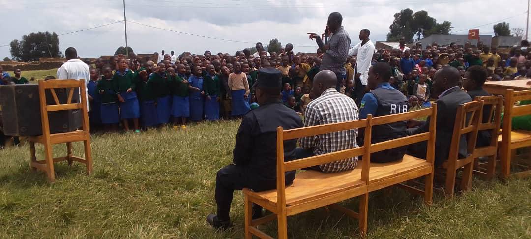 MudendeSector's tweet photo. Kuri uyu wa Kabiri, ES @harblaise yakiriye Komite Mpuzabikorwa by’Ubutabera muri @RubavuDistrict, ni muri gahunda y’Ubukangurambaga bugamije guteza imbere inzira y’ubuhuza,abafitanye ibibazo bigakemuka mu bwumvikane hatisunzwe inkiko,Hashyizweho “Club ADR” muri GS KANYUNDO https://t.co/sz5bv8pPzF