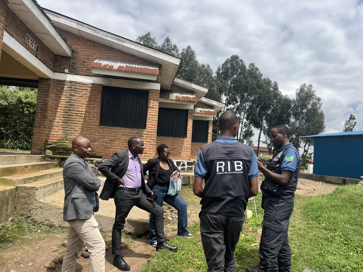 MudendeSector's tweet photo. Kuri uyu wa Kabiri, ES @harblaise yakiriye Komite Mpuzabikorwa by’Ubutabera muri @RubavuDistrict, ni muri gahunda y’Ubukangurambaga bugamije guteza imbere inzira y’ubuhuza,abafitanye ibibazo bigakemuka mu bwumvikane hatisunzwe inkiko,Hashyizweho “Club ADR” muri GS KANYUNDO https://t.co/sz5bv8pPzF