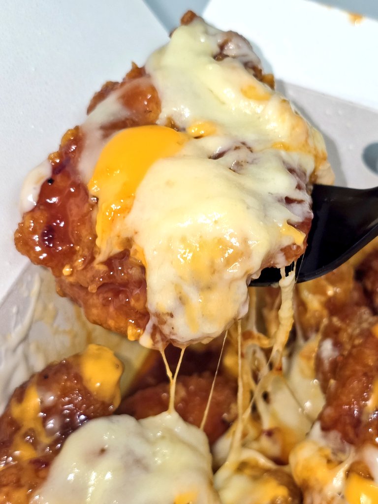 NOBI_isfree's tweet photo. 🍚맘스터치

그 유명한 핫치즈밤싸이어쩌고 저도 먹어봤습니다. 
진짜 내가 치즈 그자체가 되는 맛이에요. https://t.co/t9lY6HfJU3