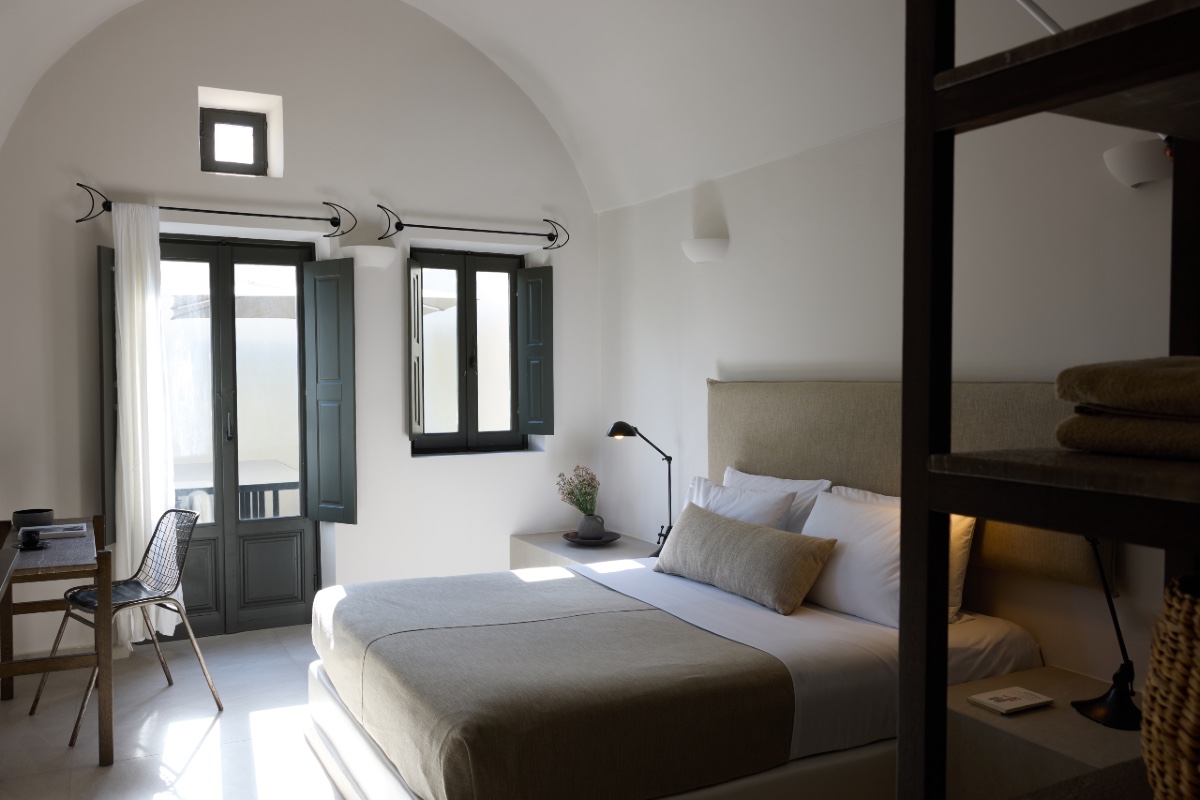 HotelDesigns's tweet photo. The beachfront Santorini retreat has reopened with redesigned suites that blend Cycladic simplicity, contemporary craftsmanship and understated luxury: https://t.co/DgVFhID0rc https://t.co/rRSQwlLPYm