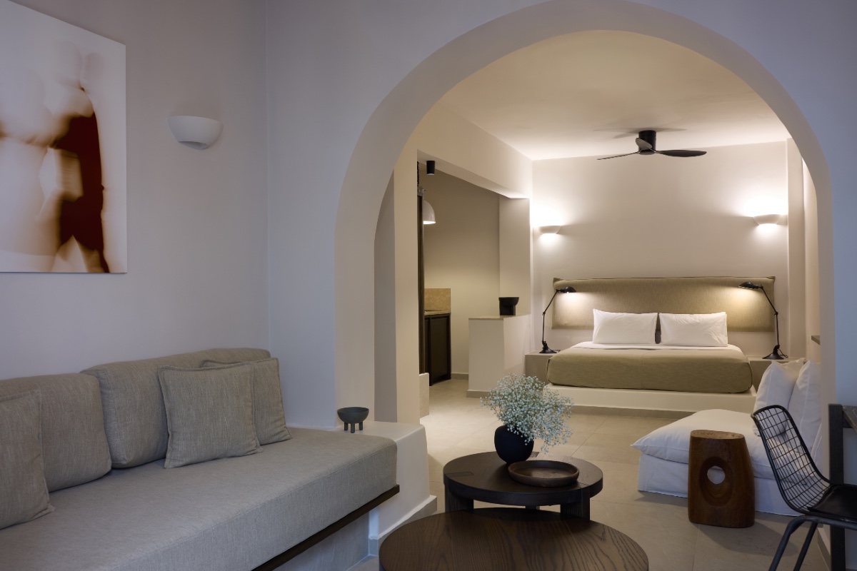 HotelDesigns's tweet photo. The beachfront Santorini retreat has reopened with redesigned suites that blend Cycladic simplicity, contemporary craftsmanship and understated luxury: https://t.co/DgVFhID0rc https://t.co/rRSQwlLPYm