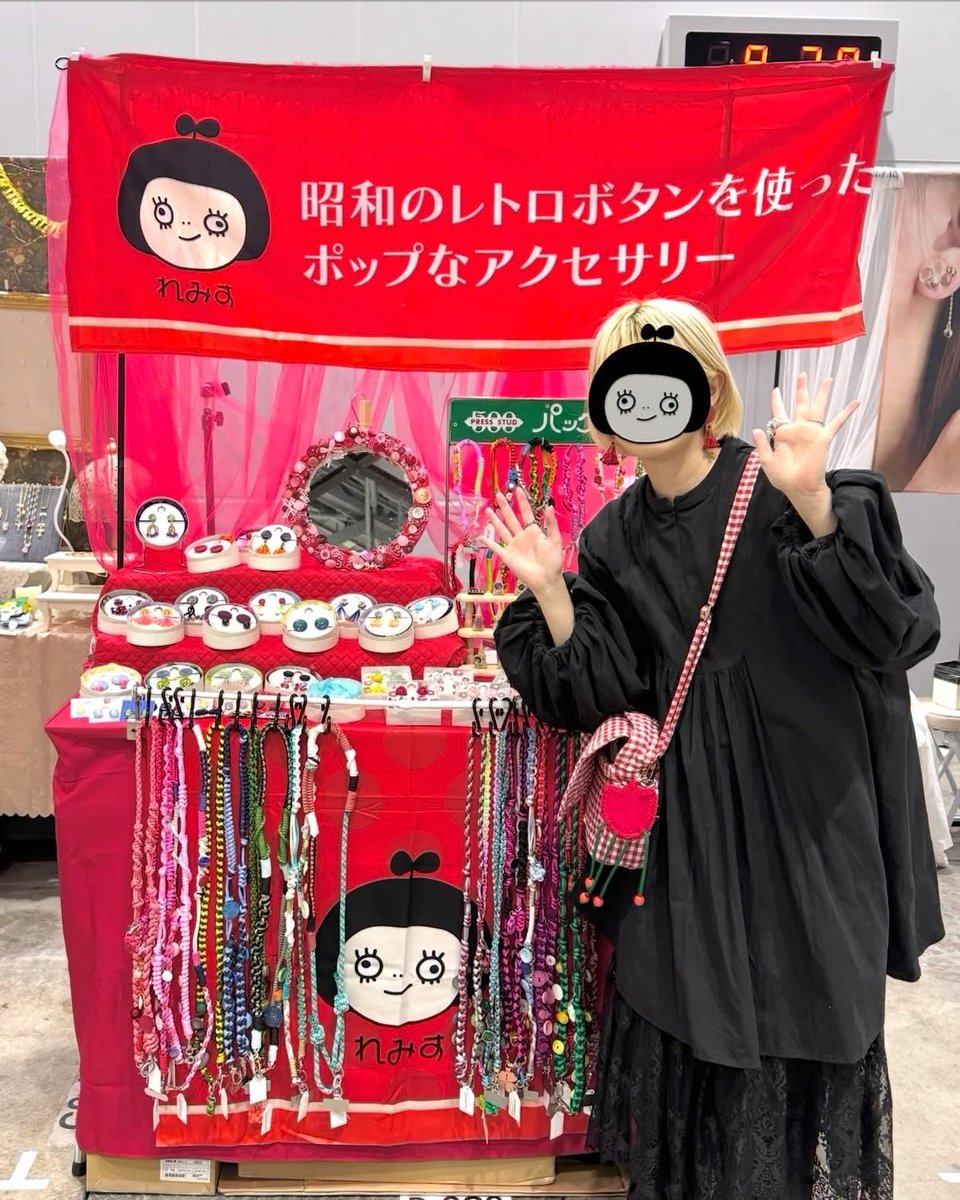 remisu___'s tweet photo. #私のデザフェスブース

⇦2022年11月　2026年5月⇨

ブースの使い方は毎回試行錯誤しています！！毎回什器を買い足してしまう…… https://t.co/CRAiujtED8
