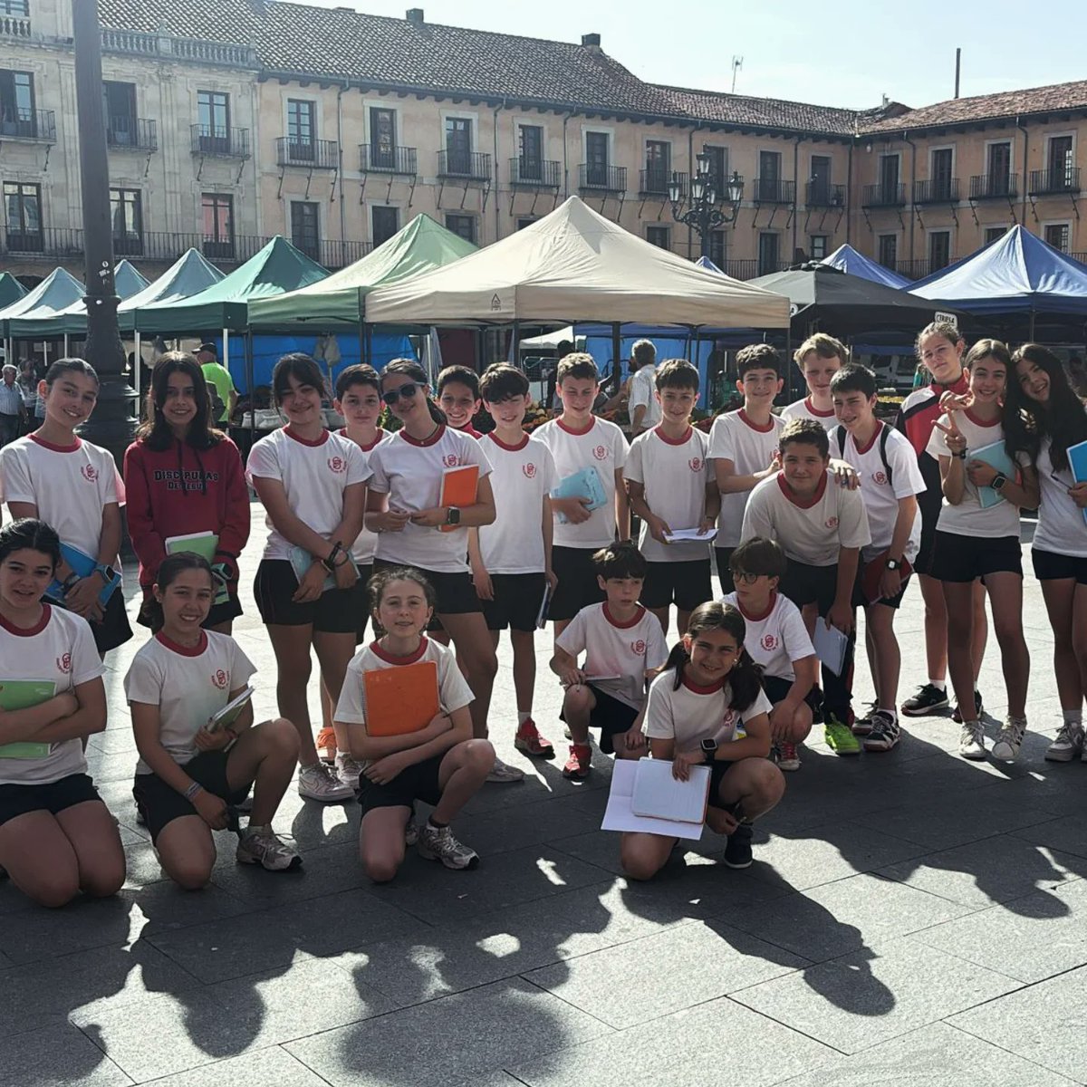 DiscipulasLeon's tweet photo. Los alumnos de sexto nos hemos acercado al mercado para realizar el proyecto "Del mercado a la mesa: los sabores de la temporada". 🍅🥬🍊🍉

Utilizamos nuestra ciudad como espacio de aprendizaje y convivencia, conociendo los productos de temporada y el consumo responsable. https://t.co/N8CfFKHtz7