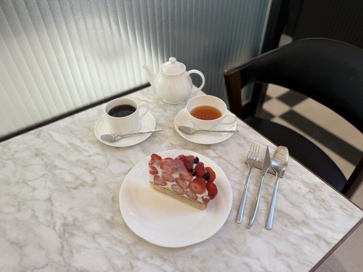 cx0sc's tweet photo. 4月にオープンした東京駅丸の内北口改札横の東京ステーションカフェザノースドーム🕍⟡.*改札でてすぐでアクセスいいし全席大理石テーブルだった( ᴖ ̫ᴖ )🎶タルトおいしすぎた🍓🫐 https://t.co/RsGw0NPofA