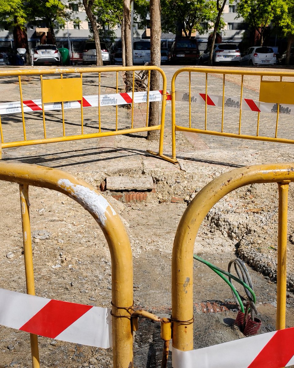 PSOEHuelvaCap's tweet photo. ❌ EL ABANDONO DE LA PLAZA PUERTO MORAL

La plaza Puerto Moral en el barrio de Vistalegre, no puede seguir así.

Después de más de dos años de obras privadas y dos meses desde su finalización, este espacio público ha quedado destrozado. https://t.co/S6J1Lm6x2z