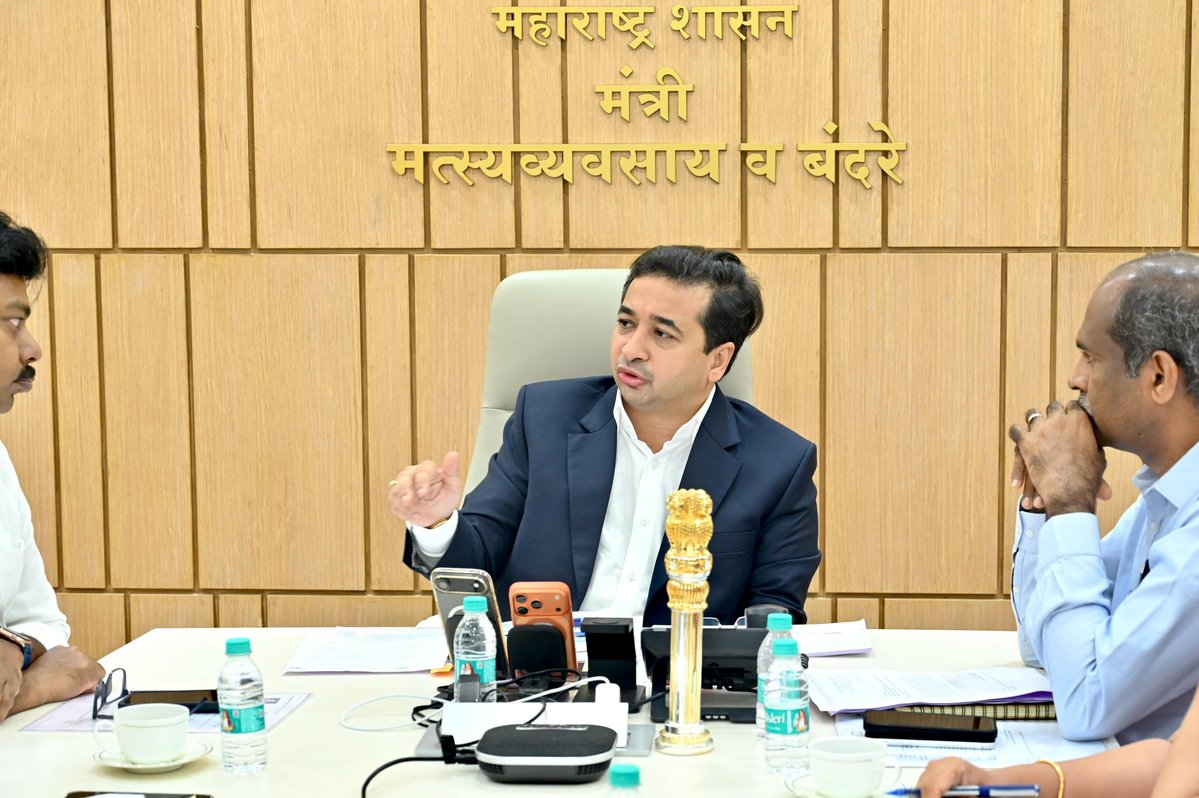 NiteshNRane's tweet photo. सागरी किनारपट्टी सुरक्षेच्या अनुषंगाने आज मंत्रालयातील माझ्या दालनात बैठक घेऊन सविस्तर आढावा घेतला. 

सागरी किनारपट्टीवरील संभाव्य धोके रोखण्यासाठी सागरी सुरक्षा अधिक सक्षम व सतर्क असणे अत्यंत आवश्यक आहे. मुंबई किनारपट्टीप्रमाणेच रत्नागिरी व सिंधुदुर्ग जिल्ह्यांच्या किनारपट्टीवरही प्रभावी सागरी सुरक्षा यंत्रणा तैनात करण्यात यावी, तसेच बोटीवर कार्यरत असलेल्या कामगारांची संपूर्ण माहिती व नोंदी प्रशासनाकडे अद्ययावत ठेवाव्यात, अशा कडक सूचना संबंधित अधिकाऱ्यांना यावेळी दिल्या.

या बैठकीस महाराष्ट्र सागरी मंडळाचे मुख्य कार्यकारी अधिकारी श्री.पी.प्रदीप, पदुमचे सचिव एन.रामास्वामी, मत्स्यव्यवसाय आयुक्त प्रेरणा देशभ्रतार यांच्यासह संबंधित अधिकारी उपस्थित होते.

@CMOMaharashtra @Dev_Fadnavis
@mahamaritime1 #सागरी_सुरक्षा #coastalsecurity #mumbai #Maharashtra