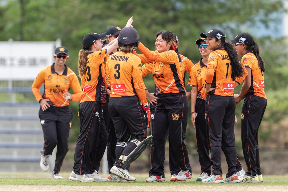 CricketJapan's tweet photo. 佐野市WJPL3日目、午前はミニョン デュ・プリーズ選手の100ラン(点)の打撃などでマムシ(紫)がメテオズに快勝、2勝1敗で並びました。
午後は女子日本代表の保本野乃葉選手のボーリング(投球)などでPレイズ(オレンジ)がタイタンズに勝利しました。
大会4日目は29日開催です。
#SanoCricket #SanoCity https://t.co/MF0syLK7Av