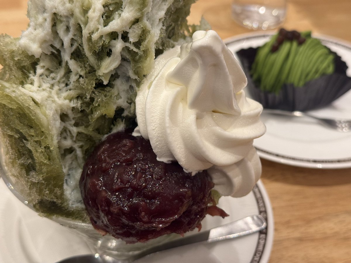 metchamatcha1's tweet photo. コメダ珈琲店で
宇治抹茶氷🍧ミニサイズにトッピング全乗せ(練乳+ソフト+小倉あん)と
抹茶の雫！🌱
抹茶感的には雫の方がおすすめだけど、
🍧の小倉あんとソフトめっちゃ良い！
ミニでも通常のかき氷とトッピングの量は変わらないはず〜
🍧は抹茶シロップに抹茶感あまりない(苦味なくてフルーティー)
雫はモンブラン的〜
上の抹茶クリーム部分美味しい〜静岡の一番茶使用
下も抹茶スポンジで、中はほんのり黒糖のクリーム
🌰入っていないはずだけど🌰風味ある感じ(擬似モンブラン？)
あんもざらざらして栗感ある
#抹茶大好き #抹茶かき氷 #抹茶モンブラン #抹茶ケーキ #抹茶スイーツ #抹茶和菓子 #抹茶 #matcha
