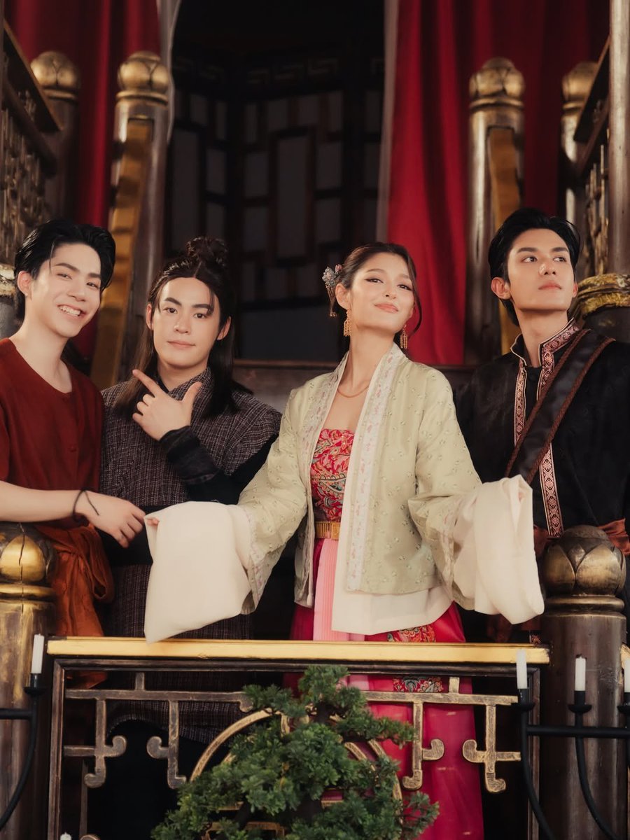 forluatupdate's tweet photo. — justmine_mali_marisar 𝑰𝑮 𝒖𝒑𝒅𝒂𝒕𝒆 🪶

Mae Pim with Phop and Klao, eiyaaaahhh~

#ภพเธอTheSeries
#LoveUponATimeSeries https://t.co/P8yYTWZ2pZ