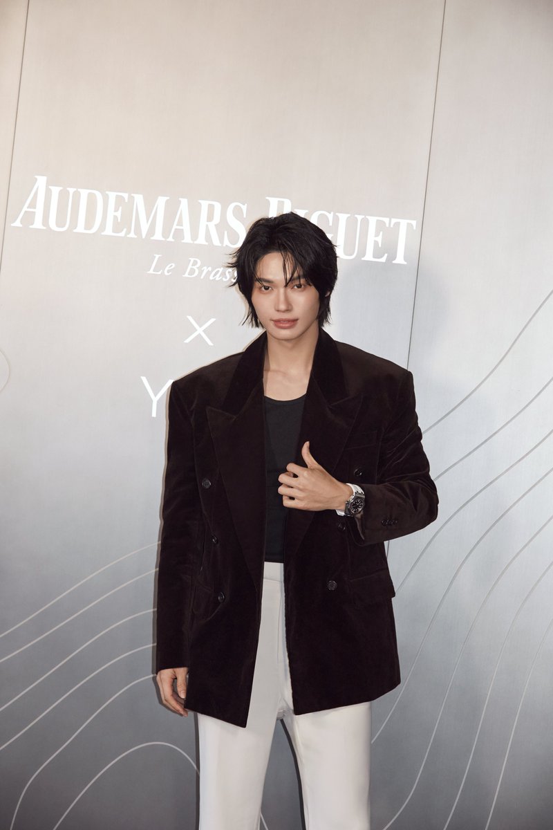 mintmag_th's tweet photo. หล่อแท้! เสิร์ฟภาพ #วินเมธวิน อวดลุคหล่อพร้อมกับนาฬิกาเรือนใหม่ Royal Oak Concept x Yoon and Verbal ของ Audemars Piguet หลังบินลัดฟ้าไปร่วมงานเปิดตัว launch party ที่กรุงโซล 💚

#AudemarsPiguet #RoyalOakConcept 
#winmetawin
#MintNews https://t.co/gVCAxPj6Wl