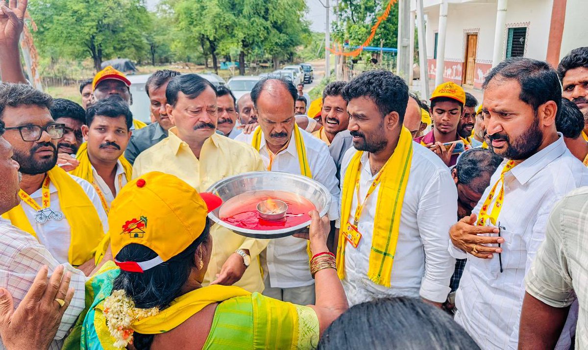 IParitalaSriram's tweet photo. మహానాడు 2026లో భాగంగా ఈరోజు క్లస్టర్ -7, ధర్మవరం రూరల్ మండలంలో తెలుగు దేశం పార్టీ కార్యకర్తలు, అభిమానులు, నాయకులతో కలిసి పాల్గొనడం జరిగింది. ఎంతో అంగరంగ వైభవంగా సాగుతోన్న పసుపు పండుగలో నేను సైతం భాగంకావడం సంతోషంగా ఉంది.

#Mahanadu2026
#NaaTDPNaaBadhyata
#SthreeShakti
#TeluguDesamParty
#నాతెలుగుదేశంనాబాధ్యత
#ChandrababuNaidu