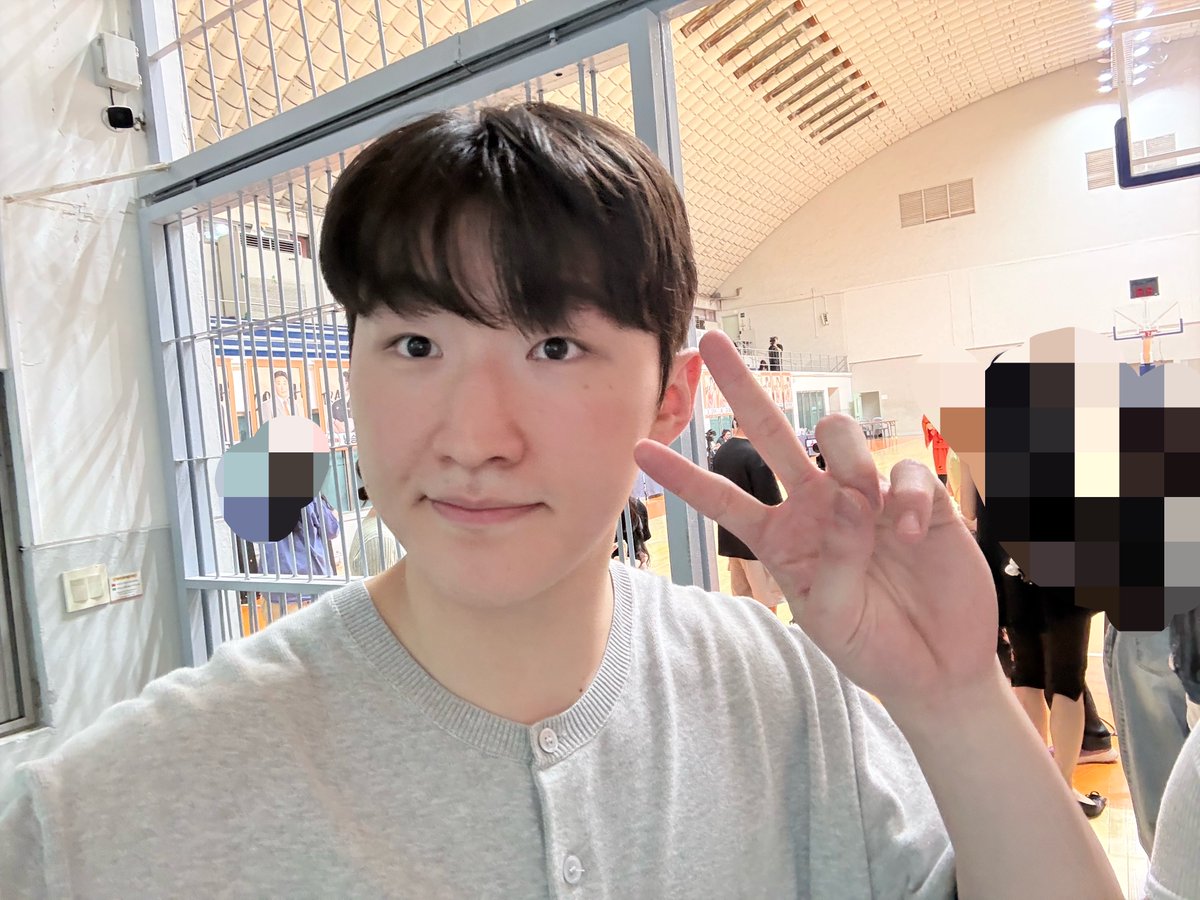 munwisi's tweet photo. 아 웃기다
셀카 a/s 받음
문유 : 어떻게?
니씨 : 귀엽게ㅡㅡ https://t.co/99ef3JuBi3