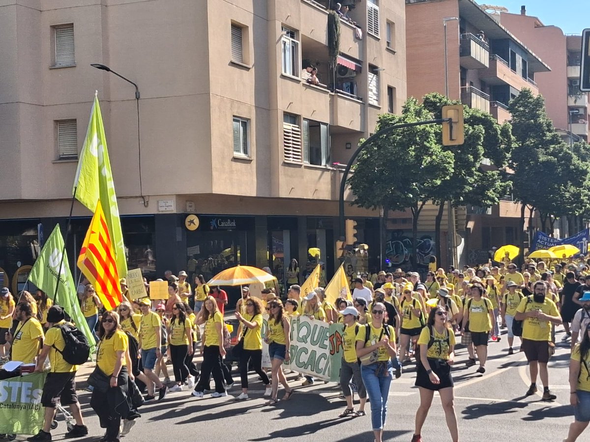 USTEC_Girona's tweet photo. 🤜🏼 Manifestació massiva a Girona i Salt.
📌 Ara més que mai ho volem tot!
#vagaeducativa #DignifiquemLaProfessió https://t.co/YvgQI7zHda