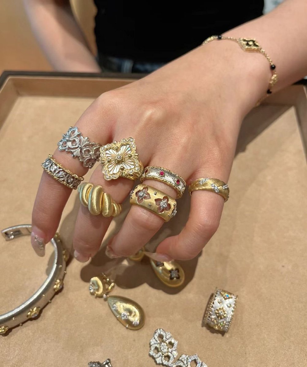 Diorgirlx's tweet photo. forever a girl who wants to have a massive jewelry collection https://t.co/WXQ8Oblk2A
